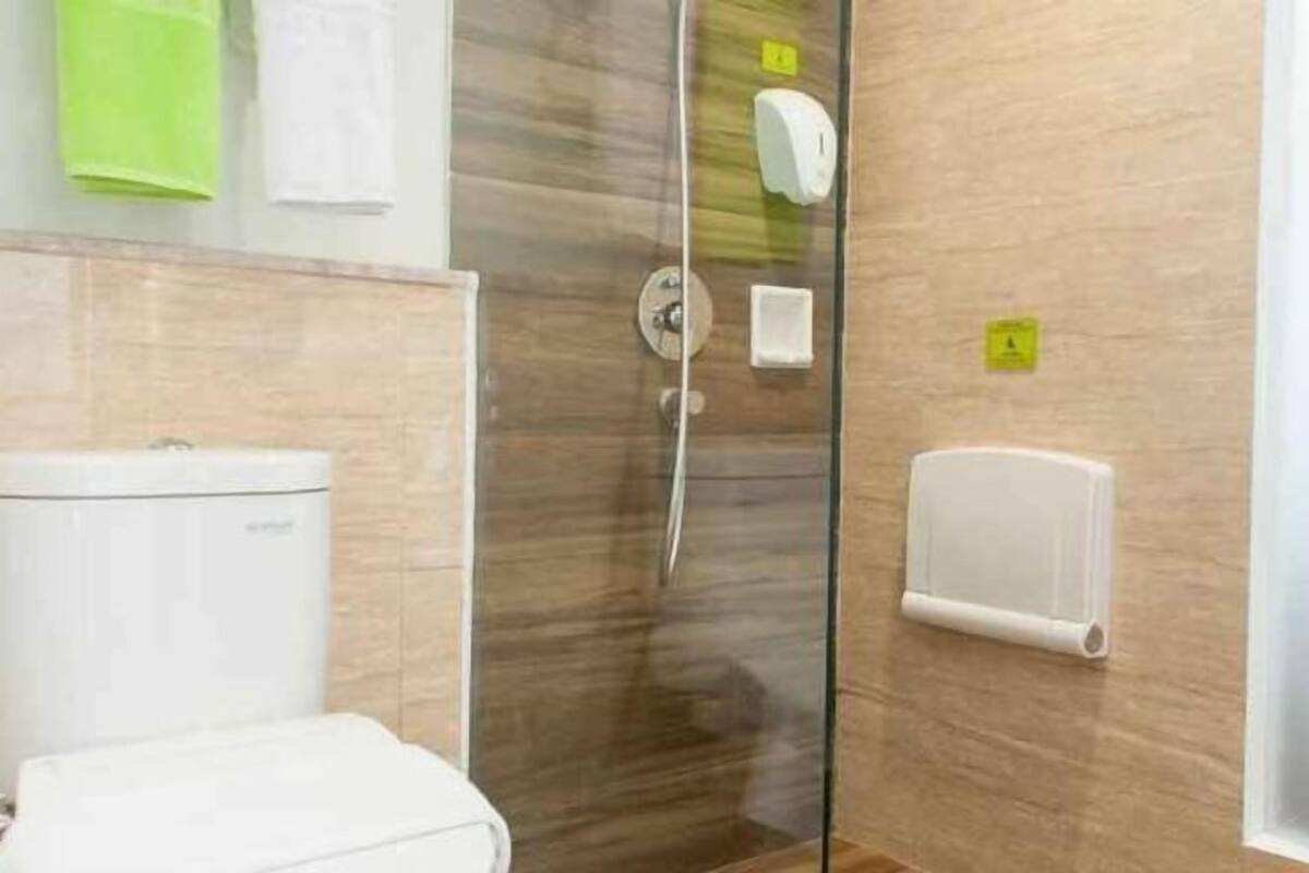 浴室 | 淋浴设施、免费洗浴用品、拖鞋、毛巾