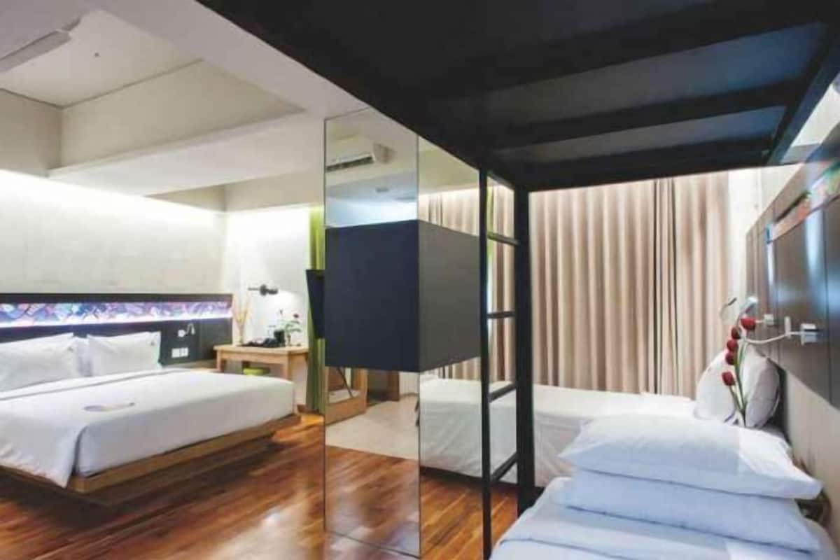 Brankas, meja kerja, ruang kerja ramah laptop, dan setrika/meja setrika