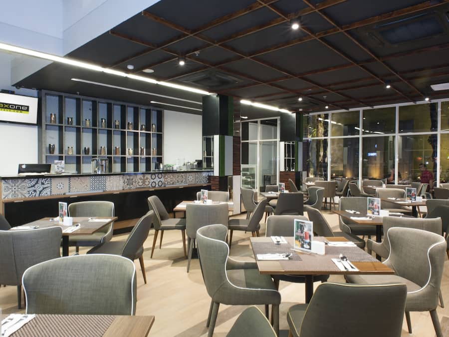 3 restaurants, spécialités Cuisine locale et internationale