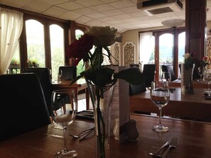 Se sirven desayunos, comidas, cenas y cocina británica