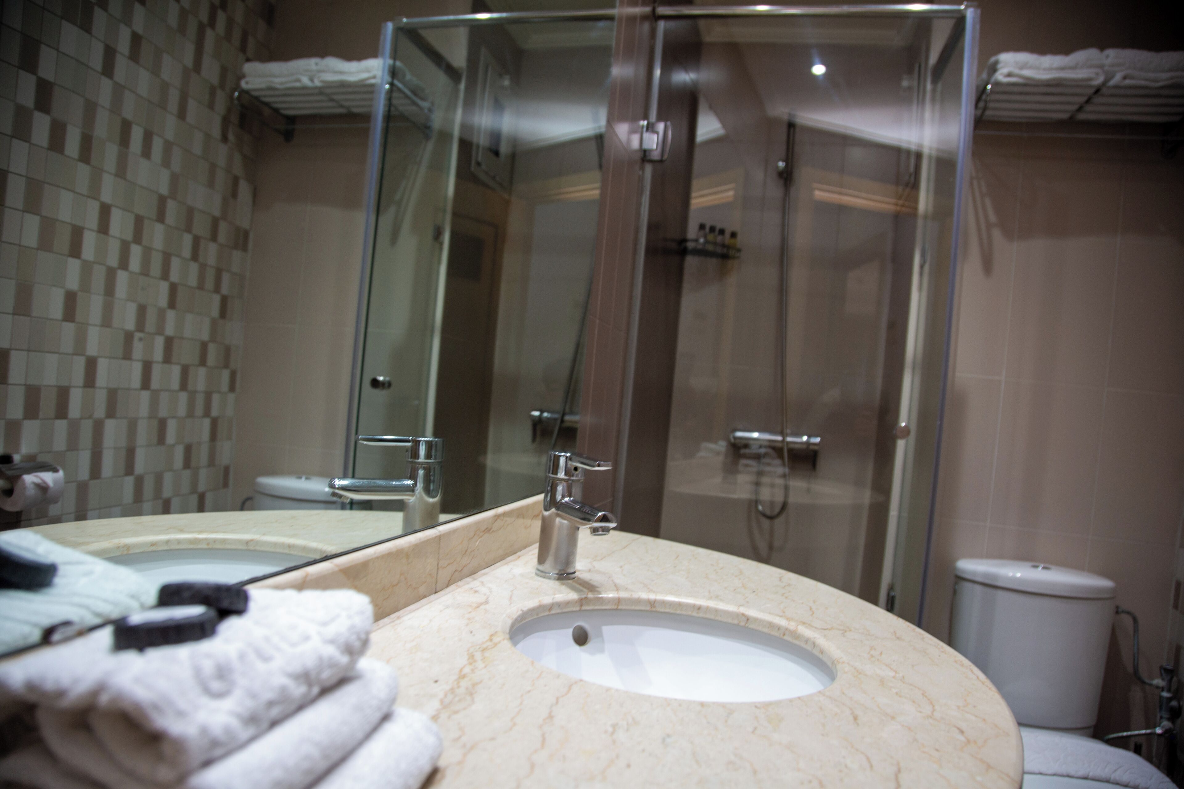 standard twin room | bathroom | shower, free toiletries, towels