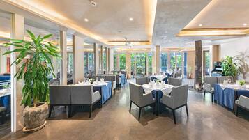 Café da manhã com buffet todos os dias (USD 16 por pessoa)