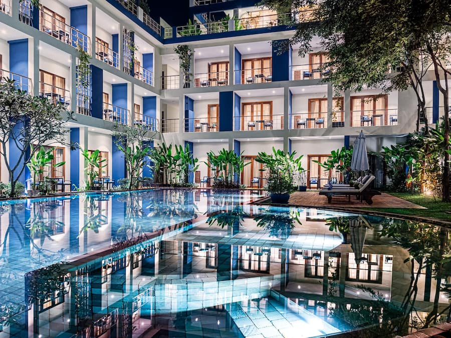 Ulkouima-allas, aurinkovarjoja, aurinkotuoleja