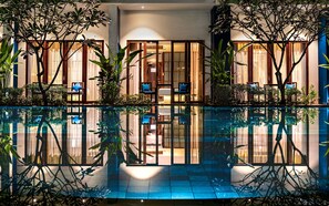 Piscina externa, guarda-sóis, espreguiçadeiras