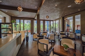 Lobby lounge, al fresco dining, open daily - Sakmut Boutique Hotel (Siem Reap)