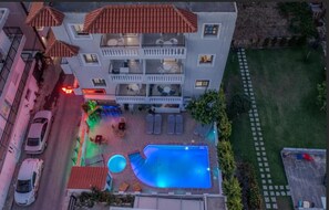 Outdoor pool, pool umbrellas, sun loungers - Aquarius Apartments (Hersonissos)