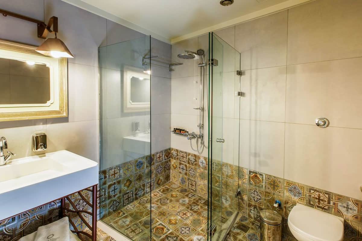 standard double room, accessible | bathroom | shower, free toiletries, hair dryer, bathrobes