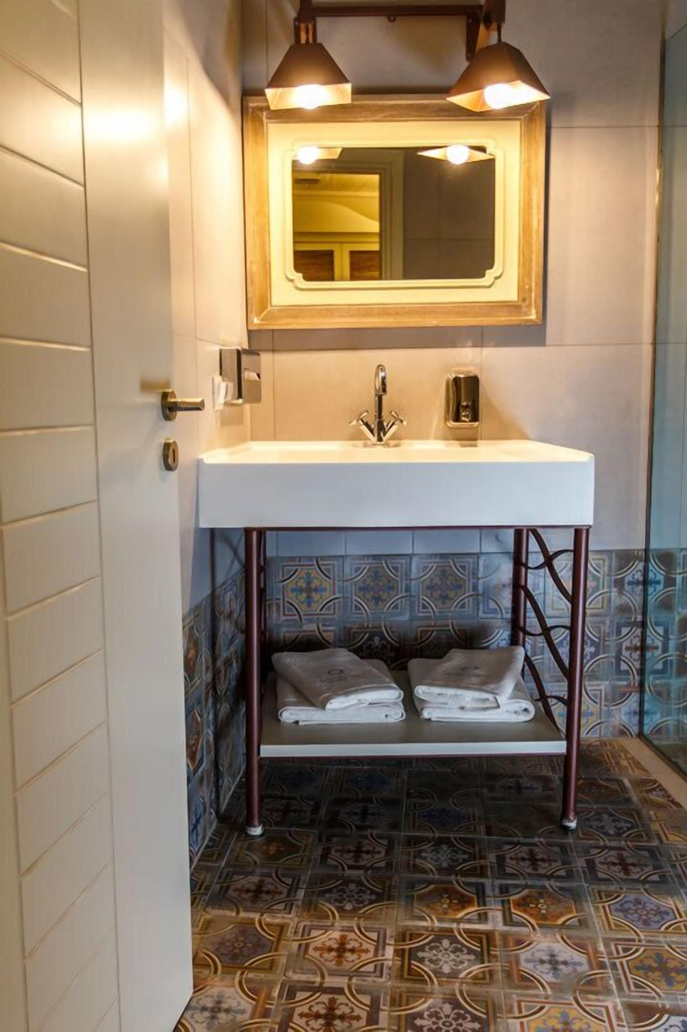 standard double room | bathroom sink