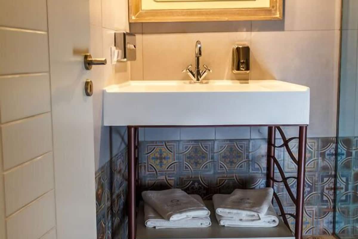 standard double room | bathroom sink