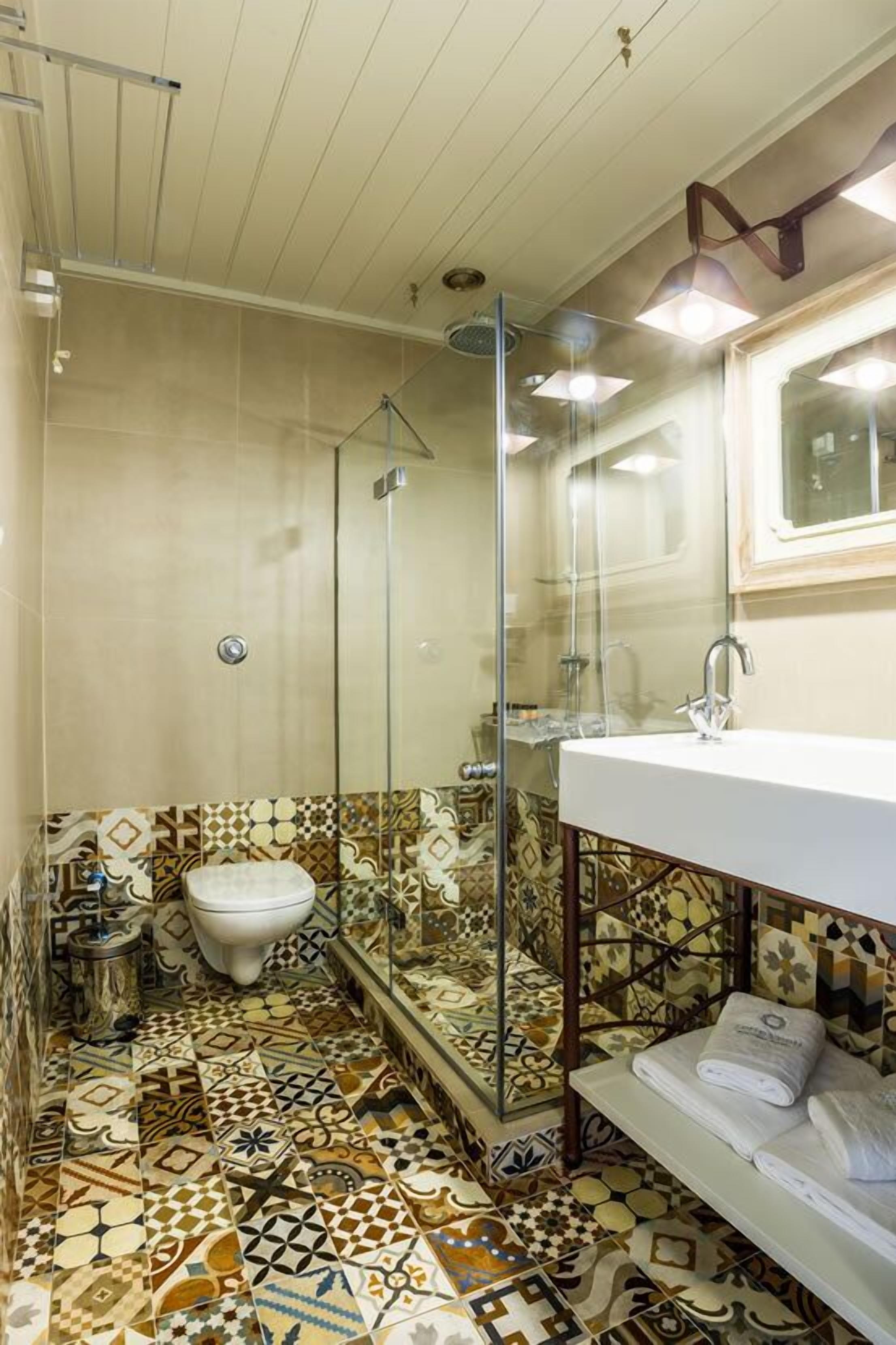 deluxe double room | bathroom | shower, free toiletries, hair dryer, bathrobes