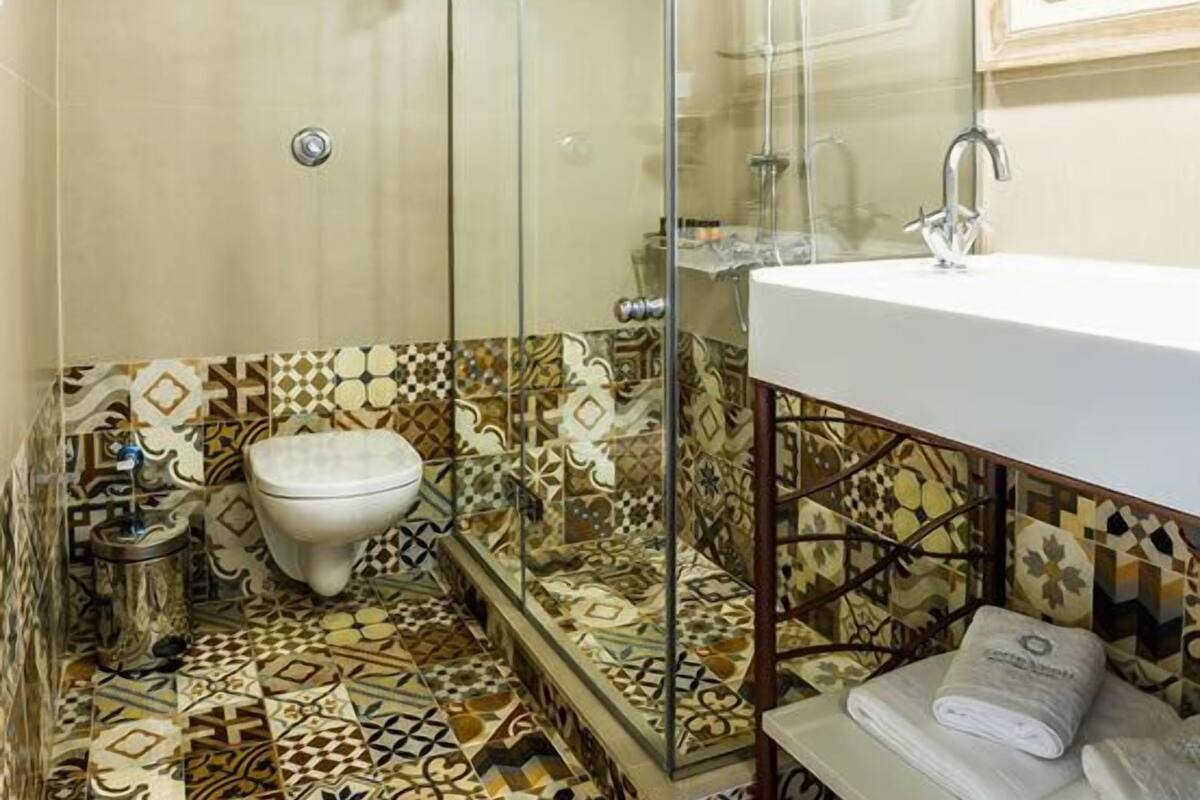 deluxe double room | bathroom | shower, free toiletries, hair dryer, bathrobes