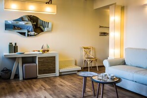 Deluxe Double Room | Living area