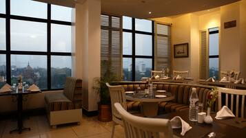 Serveert ontbijt, lunch, diner, internationale gerechten