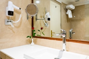 Habitación de lujo, 1 cama King size, vista a la ciudad, piso ejecutivo | Baño | Regadera tipo lluvia, amenidades de baño gratuitas, batas, pantuflas