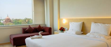 Luxury Room, 1 King Bed, City View, Executive Level