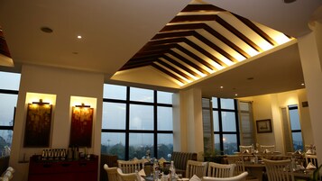 Se sirven desayunos, almuerzos, cenas y cocina internacional 