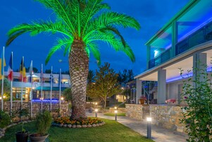 Fachada de la propiedad por la tarde o noche