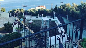 A balcony with a view of the sea and a distant island. - Fiorella Sea View (Skiathos)