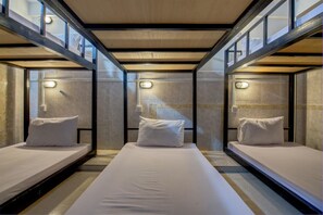 Caja de seguridad en la habitación, wifi gratis y ropa de cama