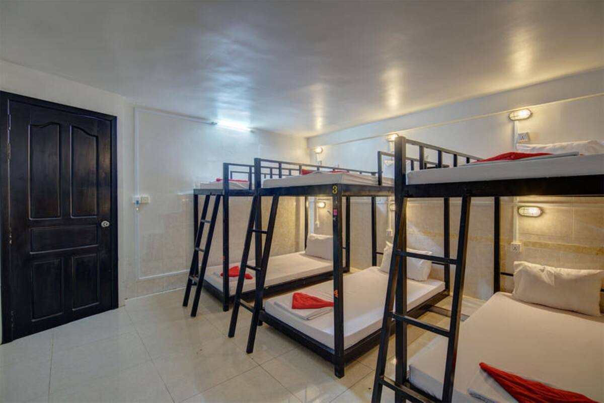 Mixed 6 Bed Dormitory Room | In-room safe, WiFi (free), bed sheets
