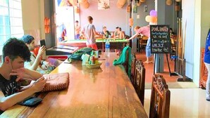 Lobby sitting area - Siem Reap Pub Hostel (Siem Reap)
