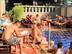 Piscine extérieure, chaises longues