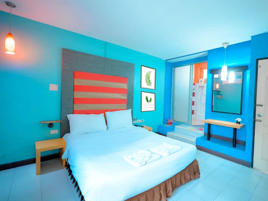 Quarto casal superior, 1 cama de casal | Cortinas blackout, Wi-Fi de cortesia, roupa de cama