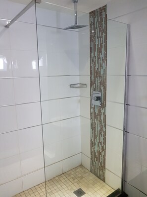 Single Room | Bathroom | Shower, free toiletries, hair dryer, towels