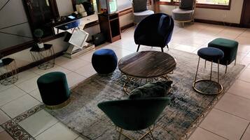 32-inch flat-screen TV with satellite channels, TV, Netflix