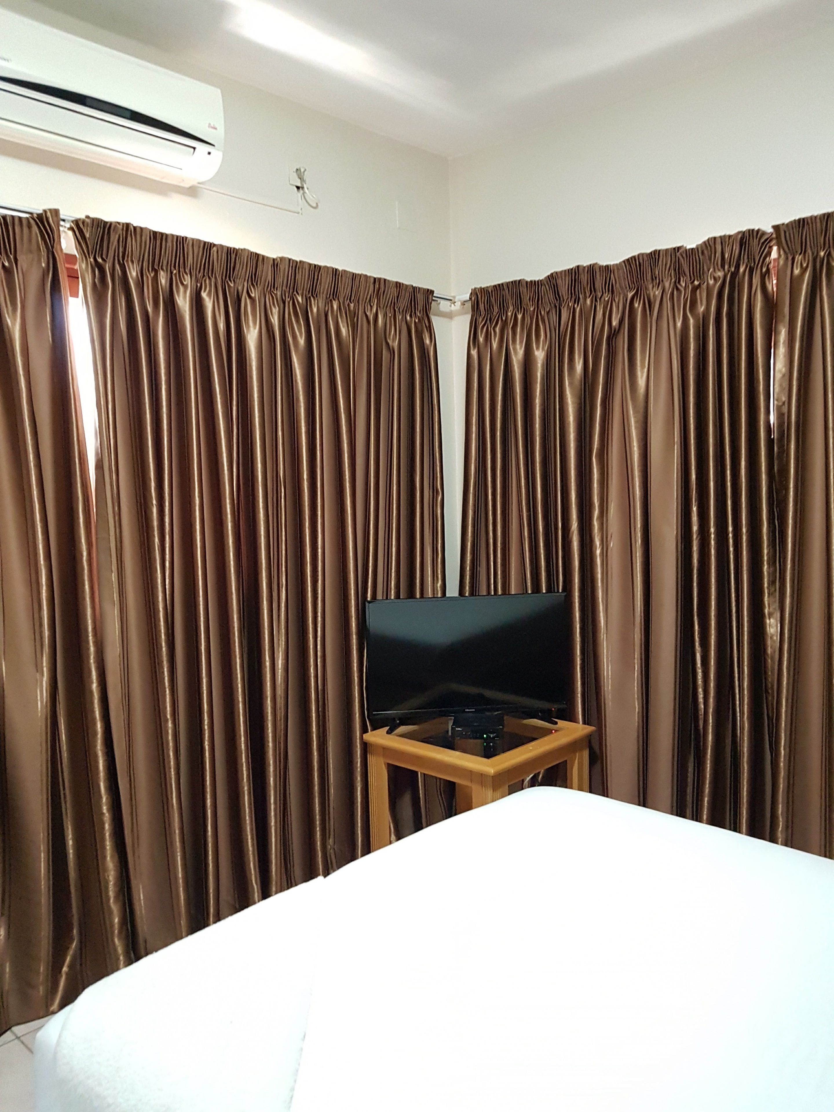 single room | minibar, desk, free wifi, bed sheets