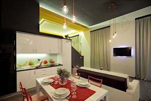 Appartement Deluxe, cuisine, rez-de-chaussée | Cuisine privée | Réfrigérateur, four à micro-ondes, surface de cuisson, cafetiÚre-théiÚre
