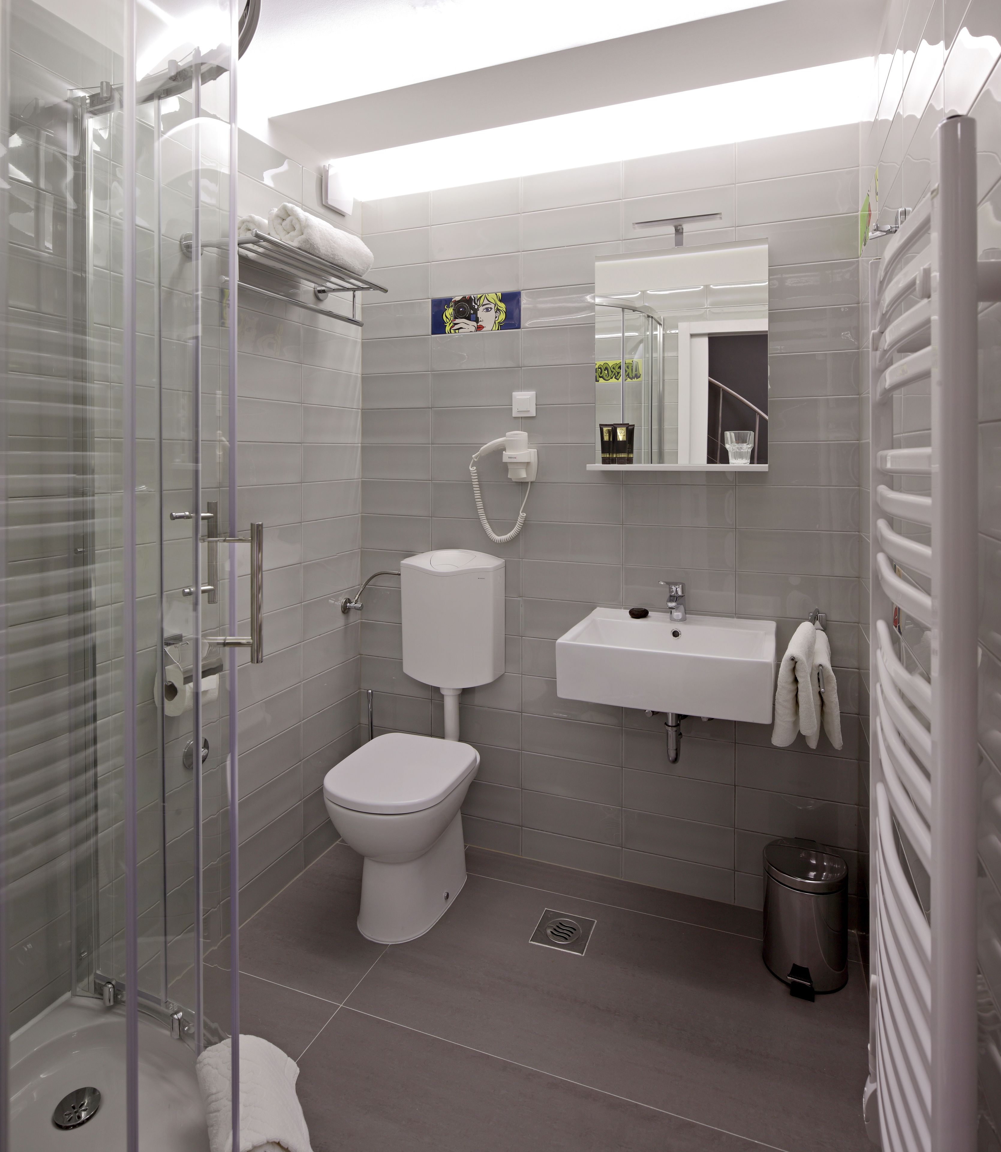 Deluxe Apartment, Kitchen, Ground Floor | Bathroom | Shower, rainfall showerhead, free toiletries, hair dryer