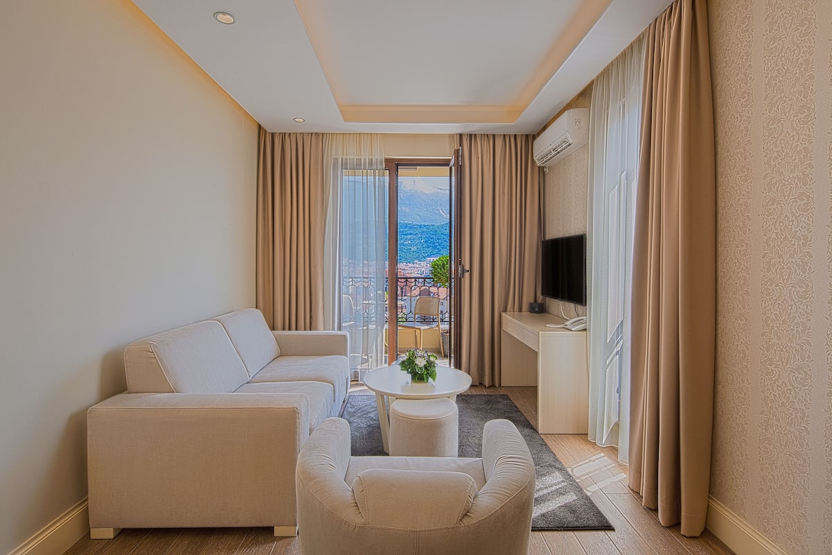 Apartamento, 1 habitación, balcón, vistas al mar | 1 dormitorio, caja fuerte, escritorio y sistema de insonorización