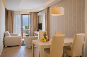 Departamento, 1 habitación, balcón, vista al mar | Caja de seguridad en la habitación, escritorio y insonorización 