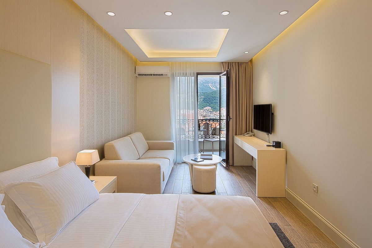Estudio, balcón, vistas al mar | 1 dormitorio, caja fuerte, escritorio y sistema de insonorización