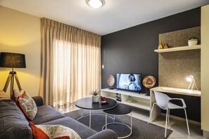 Apartamento básico, 1 habitación | Sala de estar | Televisión de 40 pulgadas con canales por satélite