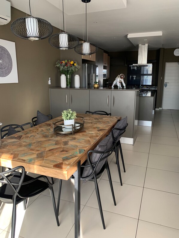 Apartamento ejecutivo, 2 habitaciones | Zona de estar | Televisión de 40 pulgadas con canales por satélite