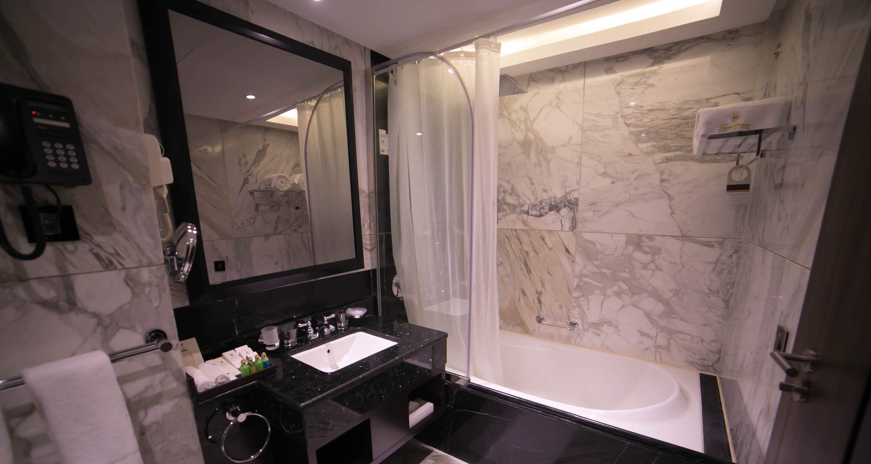 combined shower/bathtub, deep-soaking bathtub, free toiletries