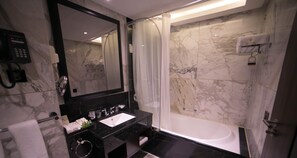 Kombinasi shower/bathtub, bathtub besar, dan perlengkapan mandi gratis
