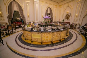 3 restaurants, breakfast, lunch, dinner served; Japanese cuisine 