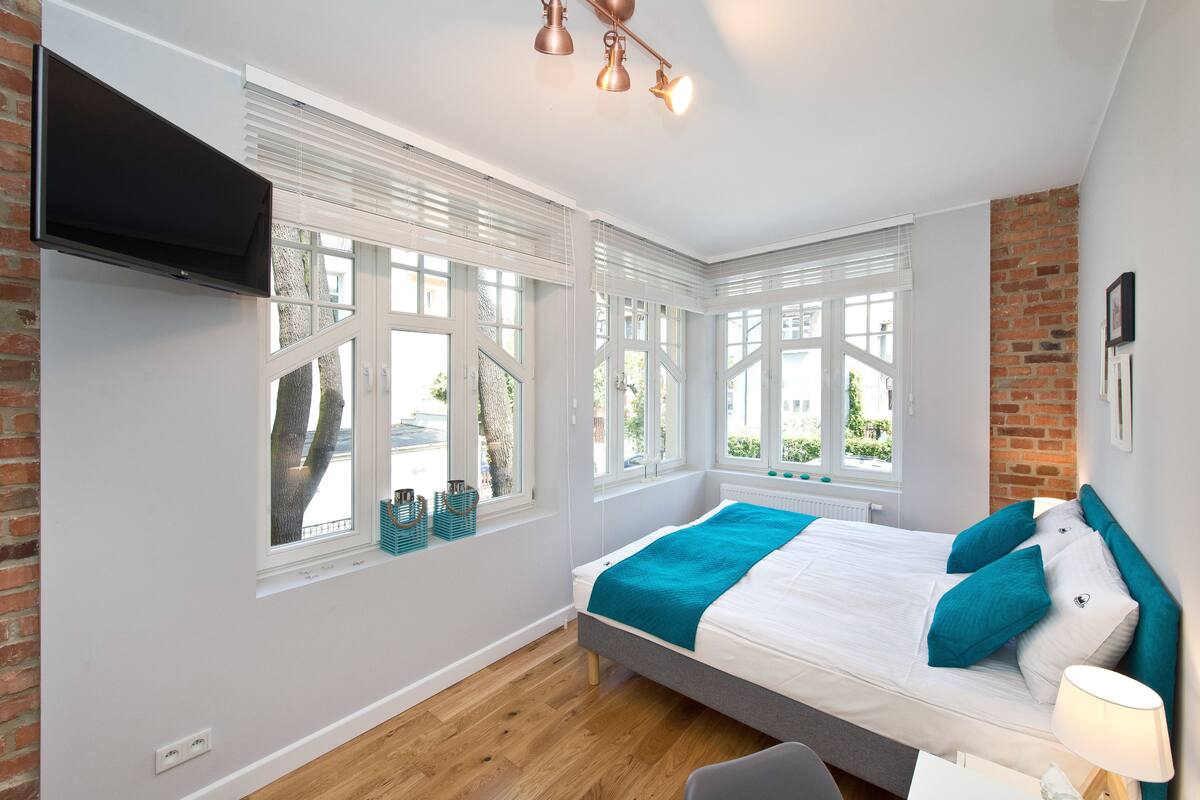Premium bedding, in-room safe, desk, blackout curtains