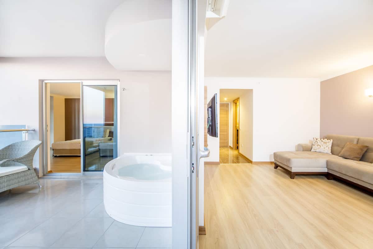 suite, jetted tub | living area | 33-inch lcd tv with satellite channels, tv