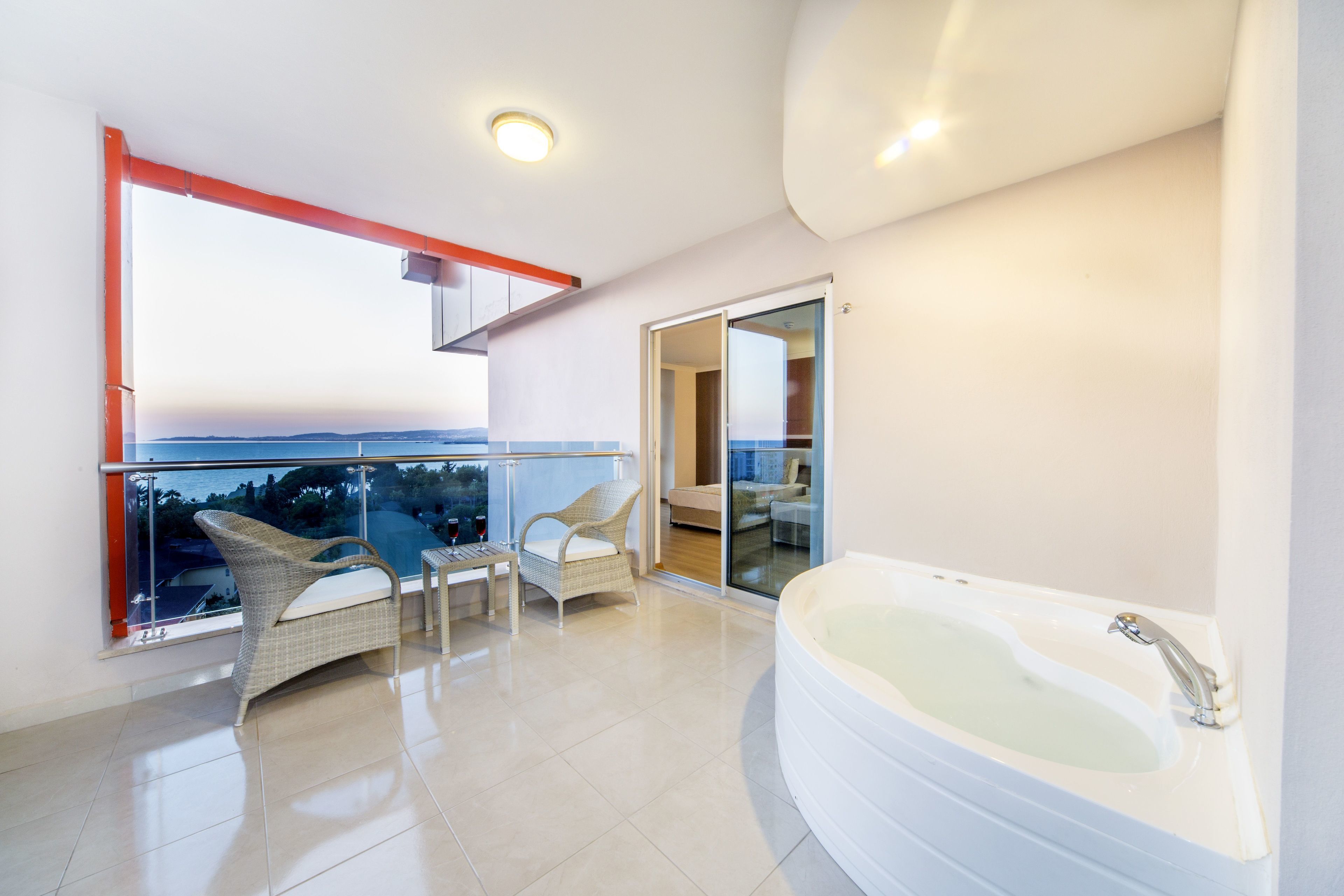 suite, jetted tub | jetted bathtub