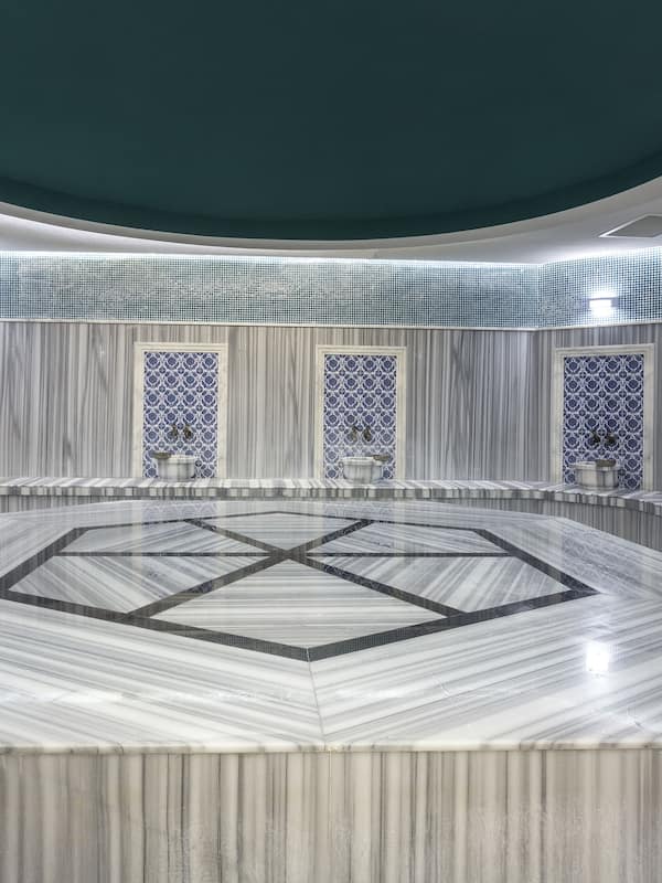 Un sauna, una bañera de hidromasaje, baño turco, baño turco/hammam