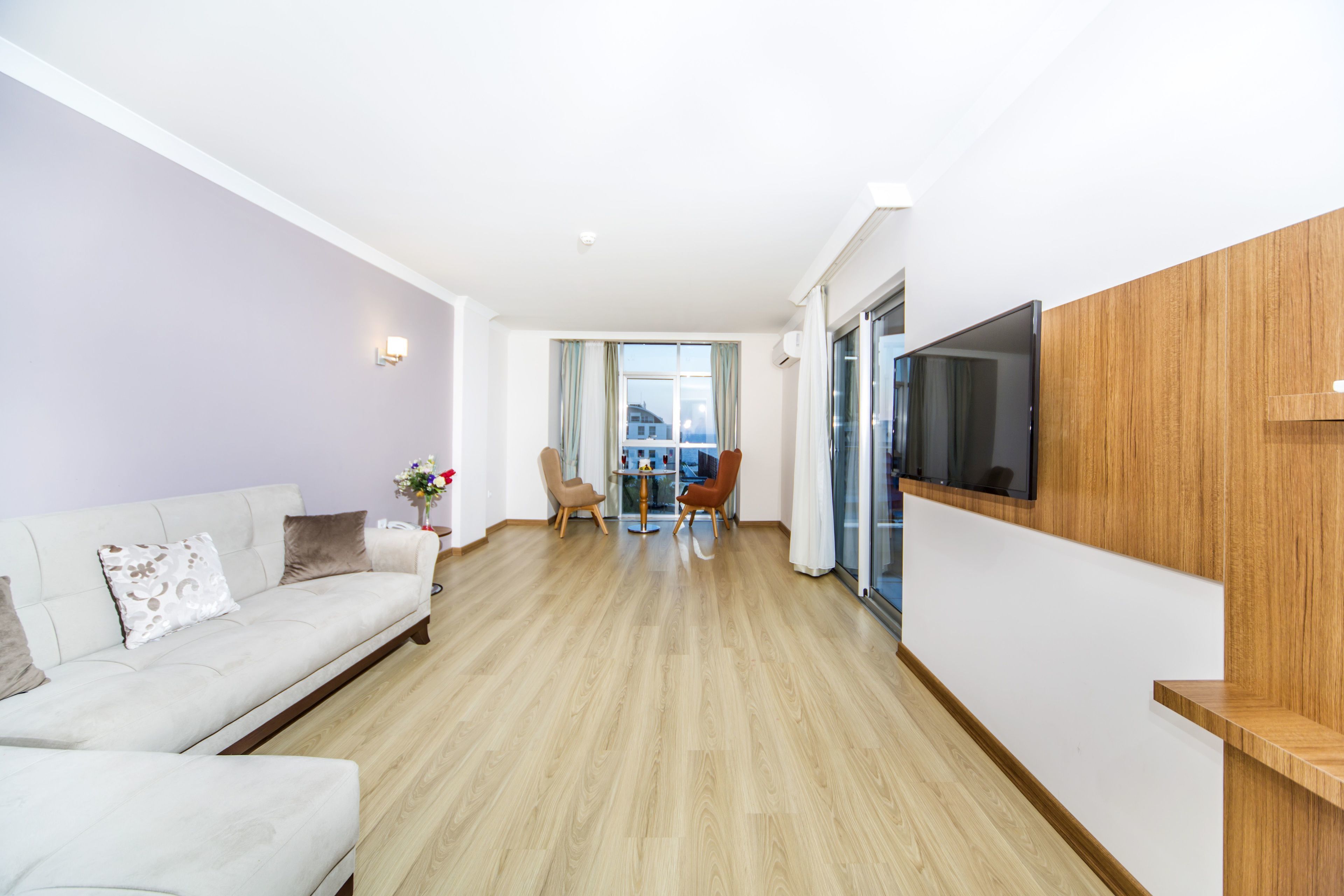 suite, jetted tub | living room | 33-inch lcd tv with satellite channels, tv