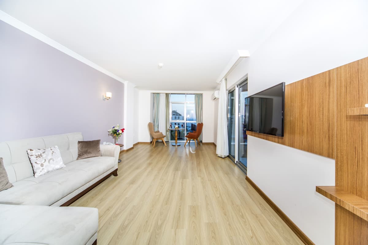 suite, jetted tub | living room | 33-inch lcd tv with satellite channels, tv