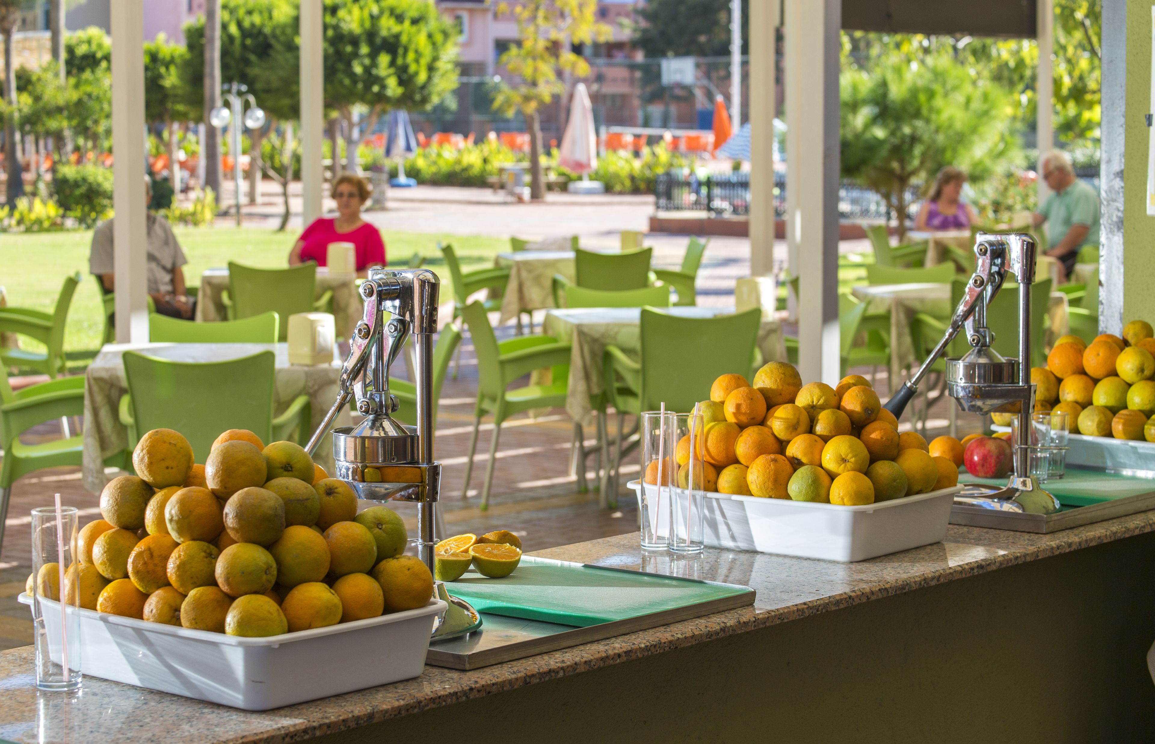 6 bars/lounges, 2 poolside bars