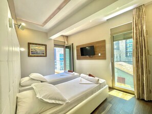 Minibar, caja de seguridad en la habitación y decoración personalizada 