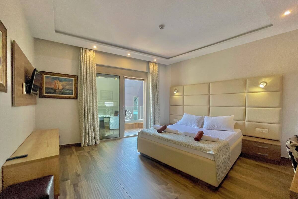Standard Double Room, Balcony | Minibar, in-room safe, desk, soundproofing