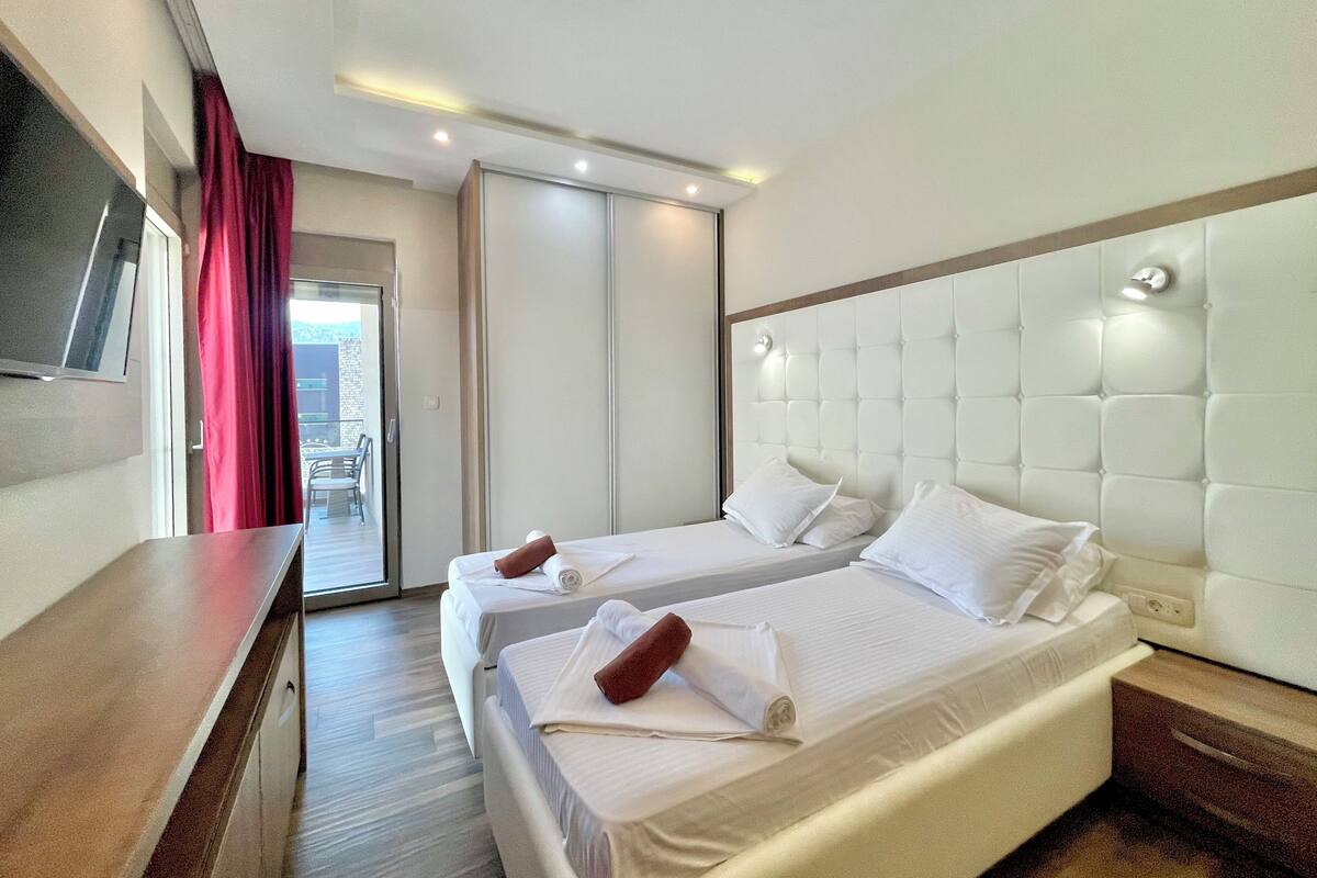 Signature Twin Room, Balcony | Minibar, in-room safe, desk, soundproofing